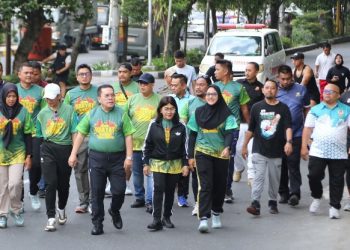 Wali Kota Pematangsiantar Wesly Silalahi, SH, MKn Ikuti Jalan Santai & Senam Sehat.