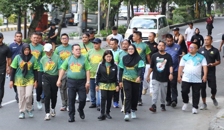 Wali Kota Pematangsiantar Wesly Silalahi, SH, MKn Ikuti Jalan Santai & Senam Sehat.