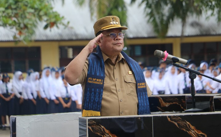 Wali Kota Pematangsiantar Wesly Silalahi, SH, MKn Menjadi Pembina Upacara Bendera di UPTD SMP Negeri 2 Pematangsiantar.