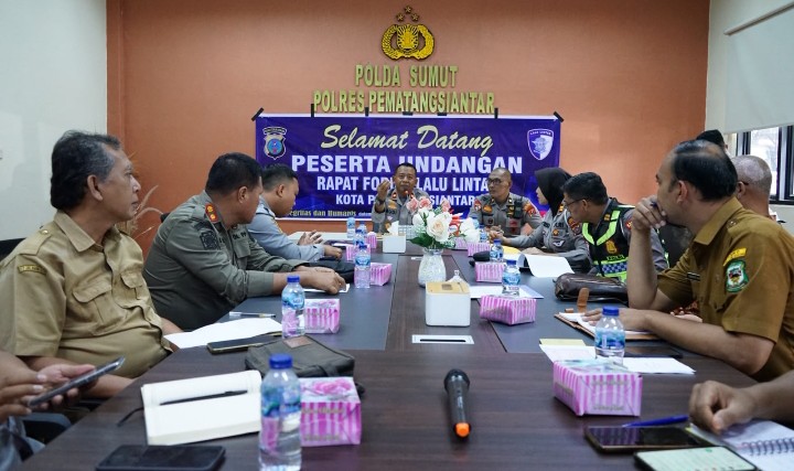 Pemko Pematangsiantar & Polres Pematangsiantar Gelar Rapat Forum Lalu Lintas di Ruang Rupatama Mapolres.