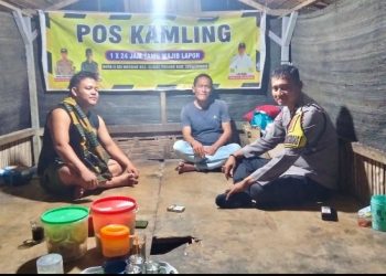 Jaga Kekompakan Warga, Bhabinkamtibmas Bosar Maligas Sambangi Poskamling Sei Merbau Tengah Malam.