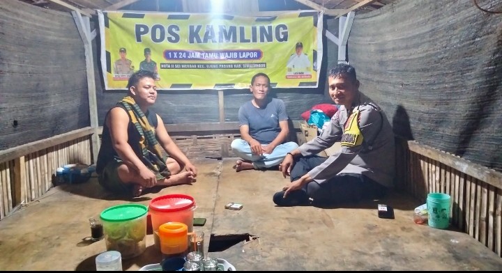 Jaga Kekompakan Warga, Bhabinkamtibmas Bosar Maligas Sambangi Poskamling Sei Merbau Tengah Malam.