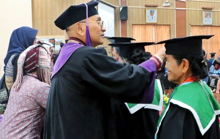 Wisuda 360 Peserta Sekolah Lansia Tangguh, Bupati Simalungun : "Semangat Belajar Tidak Pernah Dibatasi Oleh Usia".