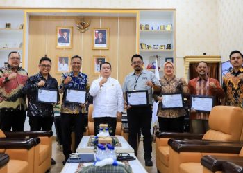Wali Kota Pematangsiantar Wesly Silalahi, SH, MKn Serahkan Piagam Penghargaan Kepada 5 OPD Yang Hasil Evaluasi Akuntabilitas Kinerja Instansi Pemerintah (AKIP) Mendapatkan Nilai Tertinggi di Lngkungan Pemko Pematangsiantar.
