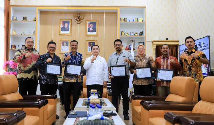 Wali Kota Pematangsiantar Wesly Silalahi, SH, MKn Serahkan Piagam Penghargaan Kepada 5 OPD Yang Hasil Evaluasi Akuntabilitas Kinerja Instansi Pemerintah (AKIP) Mendapatkan Nilai Tertinggi di Lngkungan Pemko Pematangsiantar.