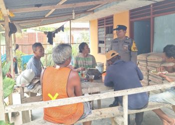 Polsek Siantar Marihat Sambangi Pekerja Proyek Pembangunan Drainase.