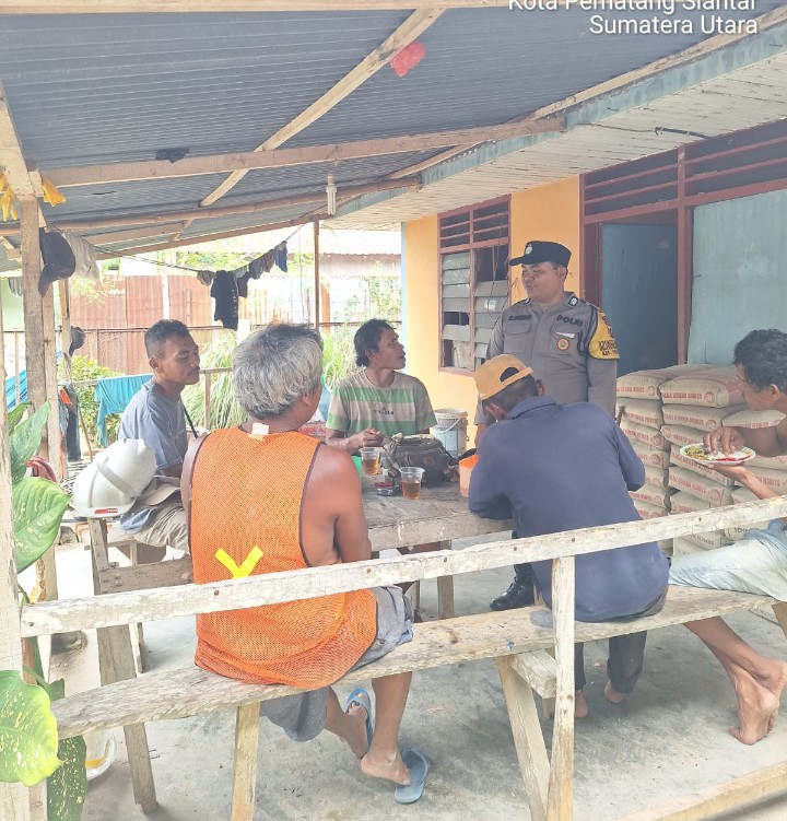 Polsek Siantar Marihat Sambangi Pekerja Proyek Pembangunan Drainase.