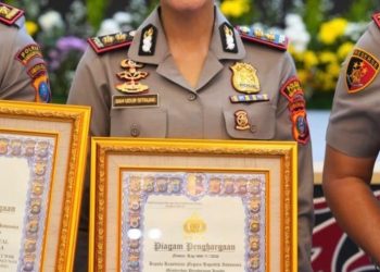 Kapolres Pematangsiantar Terima Piagam Penghargaan Pelayanan Prima Kategori A Dari Kapolri, Diserahkan Kapolda Sumut.