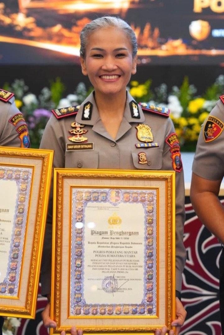 Kapolres Pematangsiantar Terima Piagam Penghargaan Pelayanan Prima Kategori A Dari Kapolri, Diserahkan Kapolda Sumut.