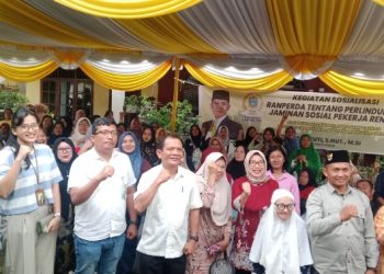 Wakil Ketua DPRD Kota Pematangsiantar Ir. Daud Simanjuntak, MM Foto Bersama Dengan Peserta Sosialisasi Pekerja Rentan di Pasar Pagi Rindam, Kelurahan Setia Negara Kecamatan Siantar Sitalasari.