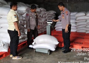 Kapolsek Siantar Timur Kawal Penjualan 10 Ton Jagung ke Bulog, Bukti Nyata Dukung Ketahanan Pangan.