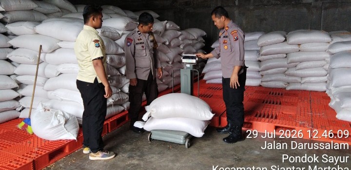 Kapolsek Siantar Timur Kawal Penjualan 10 Ton Jagung ke Bulog, Bukti Nyata Dukung Ketahanan Pangan.
