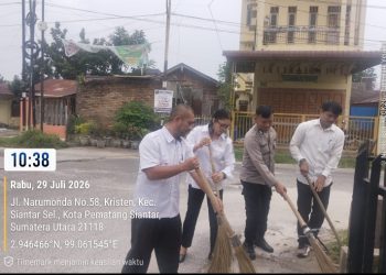 Cegah Banjir, Bhabinkamtibmas Polsek Siantar Selatan Turun Gotong Royong Bersama Warga.