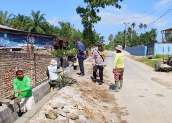 Bhabinkamtibmas Polsek Siantar Marihat Sambang Kamtibmas Kepada Pokmas di Jalan Manunggal Karya.