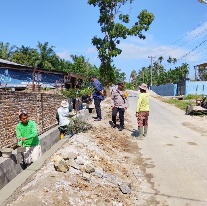 Bhabinkamtibmas Polsek Siantar Marihat Sambang Kamtibmas Kepada Pokmas di Jalan Manunggal Karya.