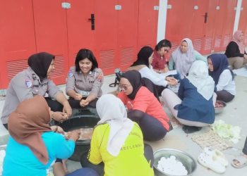 Polwan Turun ke Dapur Umum, Personel Samapta Distribusikan Air Bersih bagi Korban Banjir Bandang Dolok Batu Nanggar.