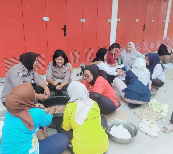 Polwan Turun ke Dapur Umum, Personel Samapta Distribusikan Air Bersih bagi Korban Banjir Bandang Dolok Batu Nanggar.