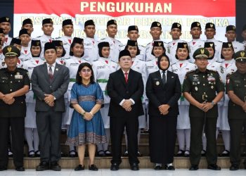 Ketua Komisi II DPRD Kota Pematangsiantar Hendra P. H. Pardede, SE & Firkopimda Beserta Para Paskib Foto Bersama di Kegiatan Pengukuhan Paskibraka Tingkat Kota Pematangsiantar Tahun 2026.