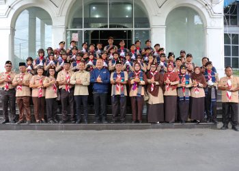 Wali Kota Pematangsiantar Wesly Silalahi, SH, MKn Diwakili Asisten Pemerintahan dan Kesejahteraan Rakyat Fidelis Edy Suranta Sembiring, SSTP, MSi Lepas Keberangkatan Anggota Kwarcab Gerakan Pramuka Kota Pematangsiantar Untuk Ikuti Jambore Nasional (Jamnas) XII Tahun 2026 di Bumi Perkemahan & Graha Wisata (Buperta) Cibubur.