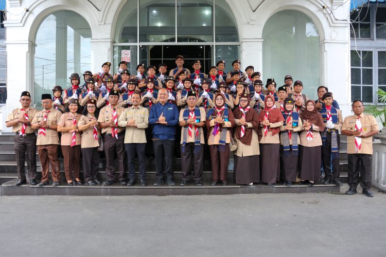 Wali Kota Pematangsiantar Wesly Silalahi, SH, MKn Diwakili Asisten Pemerintahan dan Kesejahteraan Rakyat Fidelis Edy Suranta Sembiring, SSTP, MSi Lepas Keberangkatan Anggota Kwarcab Gerakan Pramuka Kota Pematangsiantar Untuk Ikuti Jambore Nasional (Jamnas) XII Tahun 2026 di Bumi Perkemahan & Graha Wisata (Buperta) Cibubur.