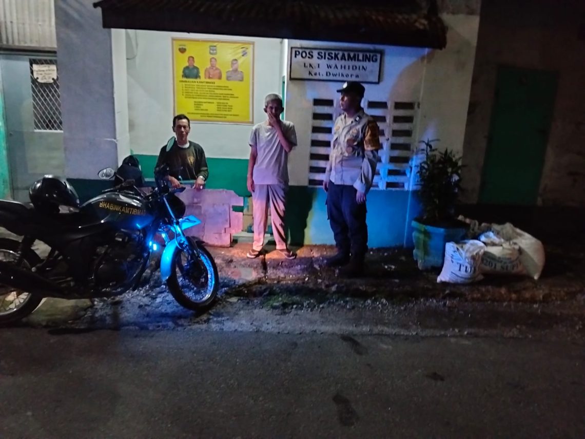 Bhabinkamtibmas Polsek Siantar Barat Laksanakan SALING di Pos Kamling Jalan Wahidin.