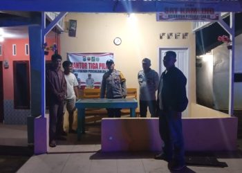 Cegah Gangguan Kamtibmas, Bhabinkamtibmas Polsek Bandar Huluan Rutin Cek Pos Kamling Malam Hari.