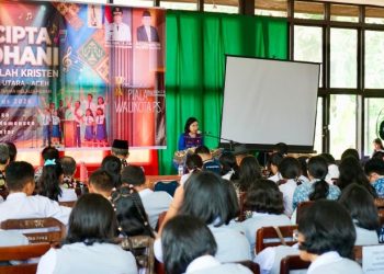 Wali Kota Pematangsiantar Wesly Silalahi, SH, MKn Diwakili Staf Ahli Bidang Pemerintahan Dra Happy Oikumenis Daely Buka Lomba Cipta Lagu Rohani Guru & Siswa Kristen.