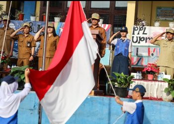 Sekda Kota Pematangsiantar Junaedi Antonius Sitanggang, SSTP, MSi Menjadi Pembina Upacara Bendera di UPTD SMP Negeri 12.