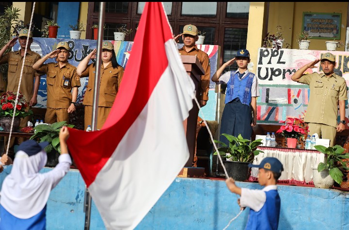 Sekda Kota Pematangsiantar Junaedi Antonius Sitanggang, SSTP, MSi Menjadi Pembina Upacara Bendera di UPTD SMP Negeri 12.