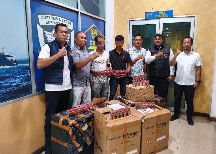 Sat Reskrim Polres Pematangsiantar Limpahkan 4.800 Bungkus Rokok Ilegal ke Bea Cukai, Dua Terduga Pelaku.