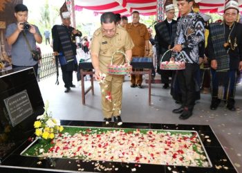Walikota Pematangsiantar Wesly Silalahi, SH, MKn Menaburkan Bunga di Pusaran Pemakaman dr. Djasamen Saragih Sumbayak.