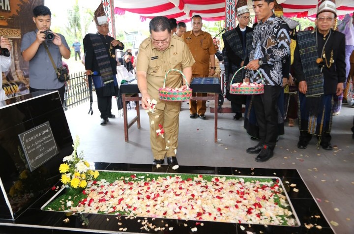 Walikota Pematangsiantar Wesly Silalahi, SH, MKn Menaburkan Bunga di Pusaran Pemakaman dr. Djasamen Saragih Sumbayak.