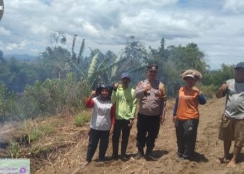 Sambangi Warga di Ladang, Bhabinkamtibmas Polsek Dolok Silau Sosialisasikan Antisipasi Karhutla & Pesan Kamtibmas Langsung di Tengah Perladangan.