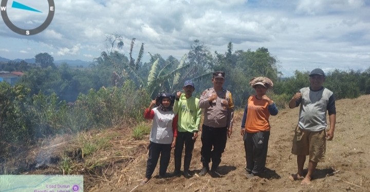 Sambangi Warga di Ladang, Bhabinkamtibmas Polsek Dolok Silau Sosialisasikan Antisipasi Karhutla & Pesan Kamtibmas Langsung di Tengah Perladangan.