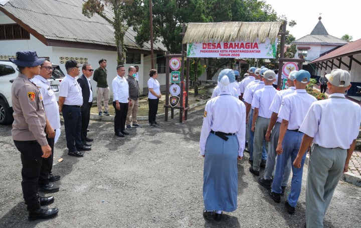 Wali Kota Pematangsiantar Wesly Silalahi, SH, MKn diwakili Sekda Junaedi Antonius Sitanggang, SSTP, MSi Menjadi Pembina Upacara Pembukaan Pemusatan Latihan Calon Paskibraka Kota Pematangsiantar Tahun 2026.