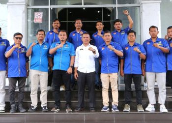 Teks Foto : Pengurus KNPI Siantar Saat Foto Bersama Dengan Sekda Junaedi.