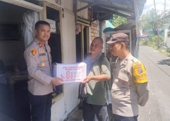 Sambut HUT Kemerdekaan RI Ke - 81, Kapolsek Siantar Timur Berikan Bantuan Sembako Kepada Warga Kurang Mampu.