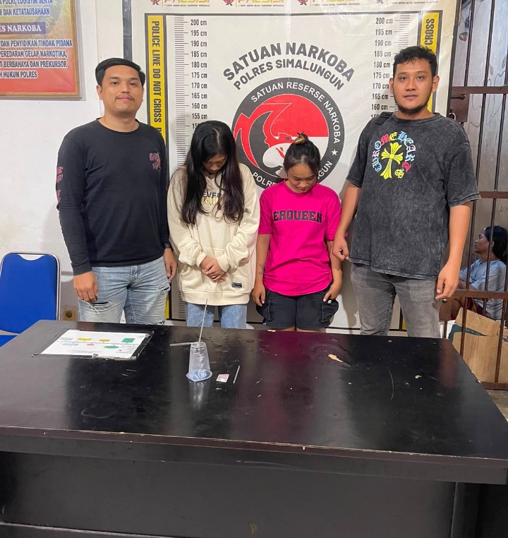 Jauh Dari Aceh Tamiang Demi Sabu, Wanita 29 Tahun Digerebek Polsek Gunung Malela di Kamar Hiburan Malam Bersama Gadis 19 Tahun Warga Setempat.