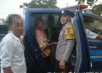Bhabinkamtibmas Polsek Siantar Martoba Bantu Bawa Warga ke Pusat Rehabilitasi.