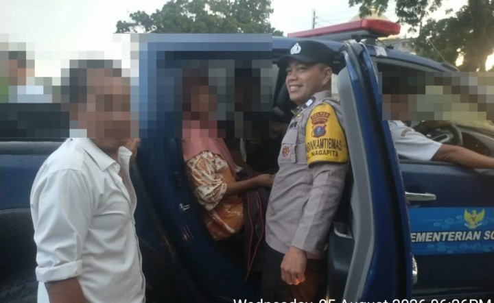 Bhabinkamtibmas Polsek Siantar Martoba Bantu Bawa Warga ke Pusat Rehabilitasi.