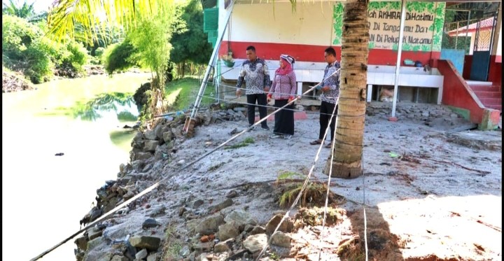 Pemkab Simalungun Terus Bergerak Pulihkan Fasilitas Umum di Serbelawan Pasca Banjir.