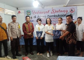 Teks Foto : Lurah Karo Saat Menyerahkan Bahan Untuk Menjahit Kepada Peserta Pelatihan.