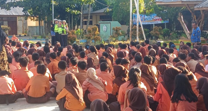Polantas Karib, Sat Lantas Polres Pematangsiantar Berikan Himbauan & Edukasi Lalu Lintas di SMP Negeri 9.