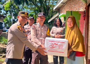 Polsek Siantar Selatan Berikan Bansos kepada Warga Kurang Mampu & Bagikan Bendera Merah Putih di Jalan Vihara.