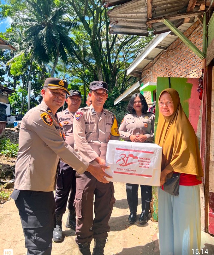 Polsek Siantar Selatan Berikan Bansos kepada Warga Kurang Mampu & Bagikan Bendera Merah Putih di Jalan Vihara.