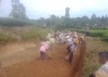 Teks Foto : Masyarakat Jorlang Huluan Yang Lagi Gotong Royong.