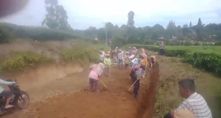 Teks Foto : Masyarakat Jorlang Huluan Yang Lagi Gotong Royong.