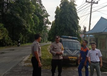 Pagi Hari, Bhabinkamtibmas Polsek Bandar Huluan Amankan Arus Lalu Lintas dan Tegur Pengendara Tak Pakai Helm.