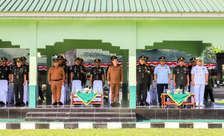 Wali Kota Pematangsiantar Wesly Silalahi, SH, MKn Diwakili Staf Ahli Bidang Pembangunan Muhammad Hamdani Lubis, SH Hadiri Upacara Penutupan Dikmaba Inf TNI AD Gelombang II TA 2026 di Lapangan Jenderal Soedirman Rindam I/Bukit Barisan (BB).
