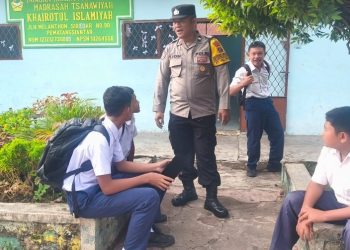 Bhabinkamtibmas Polsek Siantar Marihat Sambang di Sekolah MTS Khoirottul Islamiyah.